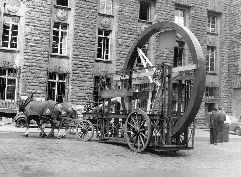 Coches y caballos: El caballo tardó bastante en desaparecer de las ciudades: instalando la estrella de Mercedes-Benz en la torre de la estación de Stuttgart en 1952 | Daimler