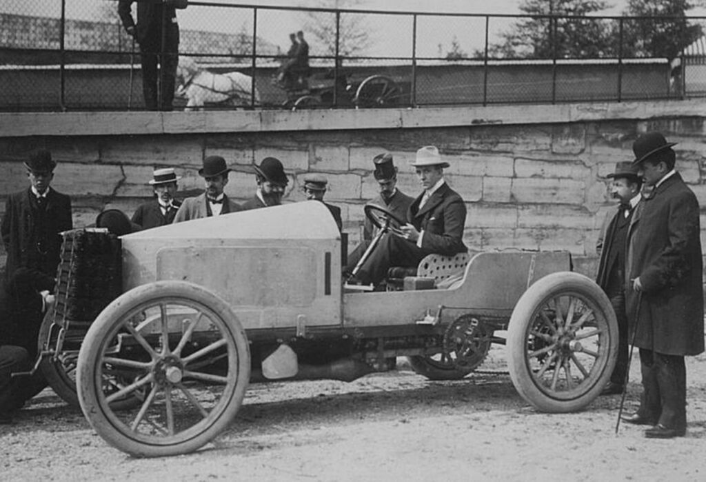 Charles Jarrott sentado en su de Dietrich a la salida de la Paris-Madrid de 1903