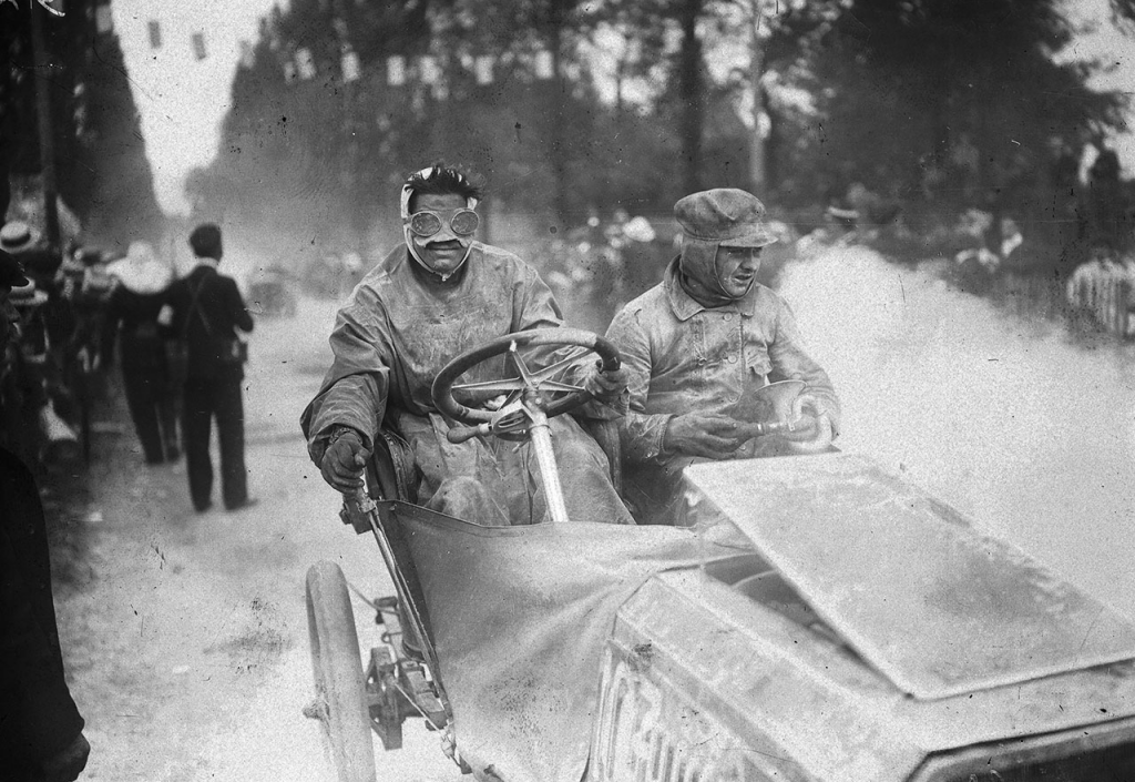 Primeras carreras de coches: J. Edmond conduciendo un Darracq en la Paris-Madrid de 1903