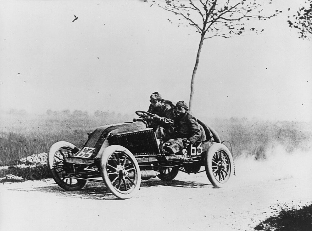 Louis Renault durante la Paris-Madrid de 1903