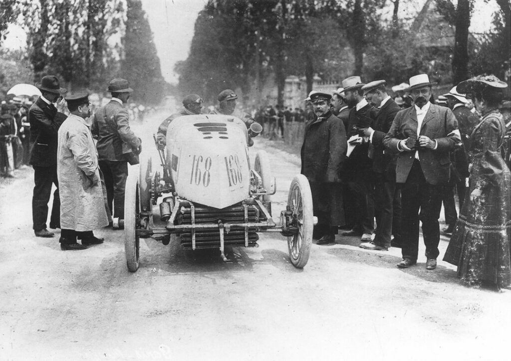 Primeras carreras de coches: Fernand Gabriel preparado para atacar una nueva etapa a los mandos de su Mors en la Paris-Madrid de 1903