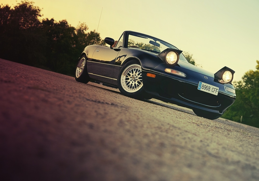 ModificacionesMazda MX-5: Puck with eyes wide open at sunset