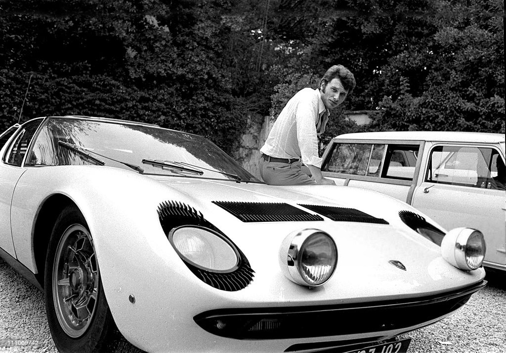 Johnny Halliday con su Lamborghini Miura en la Riviera francesa el 27 de agosto de 1967 | REPORTERS ASSOCIES:Gamma-Rapho Getty Images