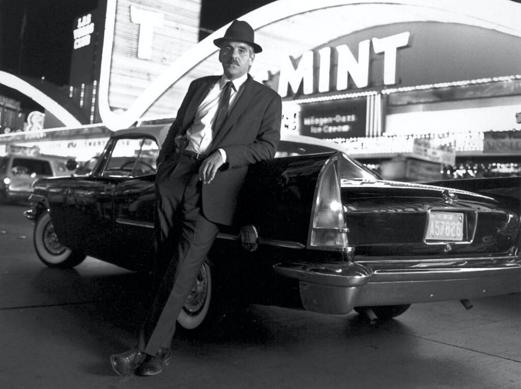 Stars & Cars: El actor Dennis Farina en una foto promocional de la serie 'Crime Story' a finales de los años 80 | NBC Photo