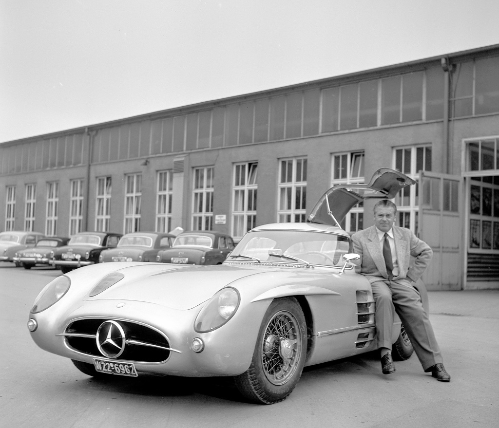 El ingeniero y ejecutivo alemán Rudolf Uhlenhaut con un Mercedes-Benz 300 SLR | Daimler