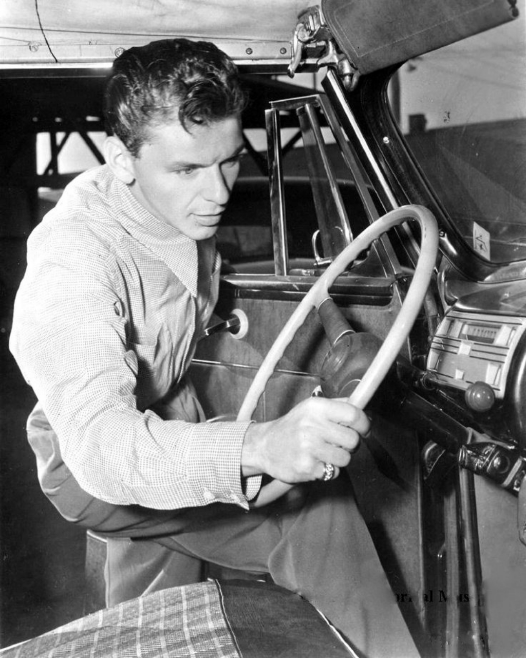 Frank Sinatra poniéndose al volante de su coche hacia 1945