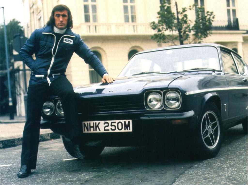 Jackie Stewart junto a un Ford Capri RS3100 en 1974