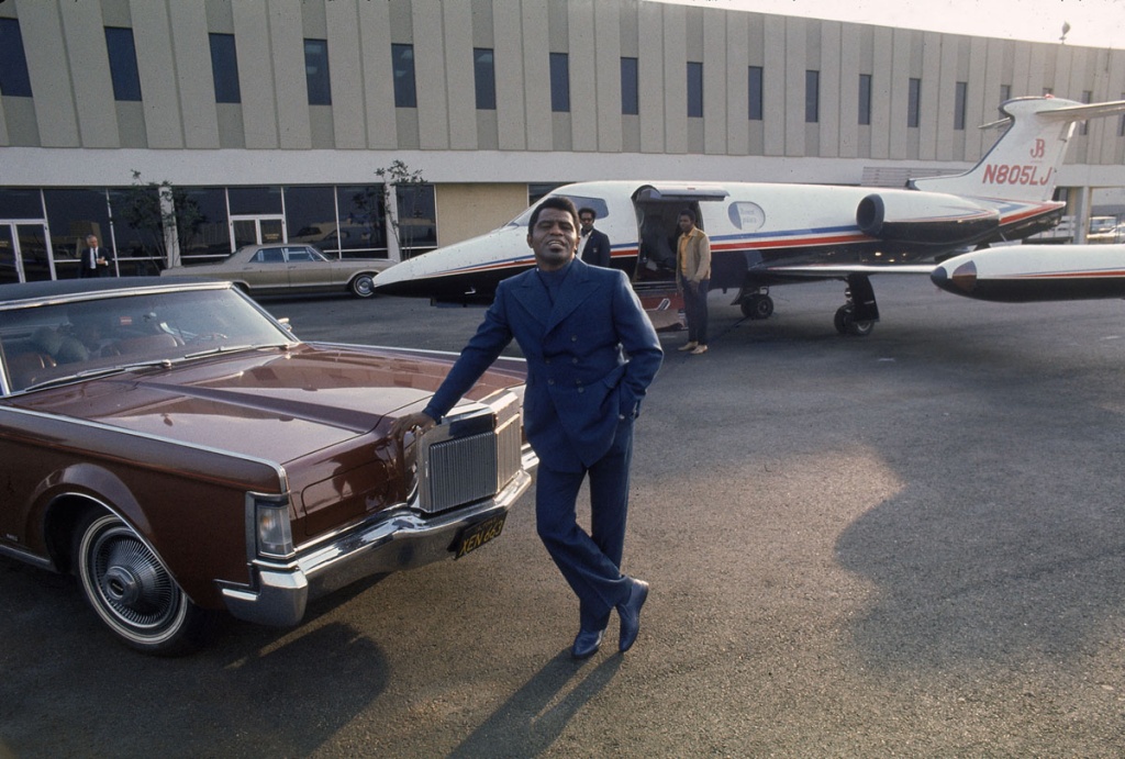 Stars & Cars: James Brown en aeropuerto de Los Angeles con su Lincoln Continental y un Learjet | Julian Wasser/The LIFE Images Collection/Getty Images