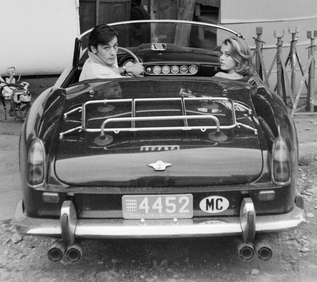 Stars & Cars: Jane Fonda y Alain Delon sentados en su Ferrari 250 GT Spider California en Antibes en 1960