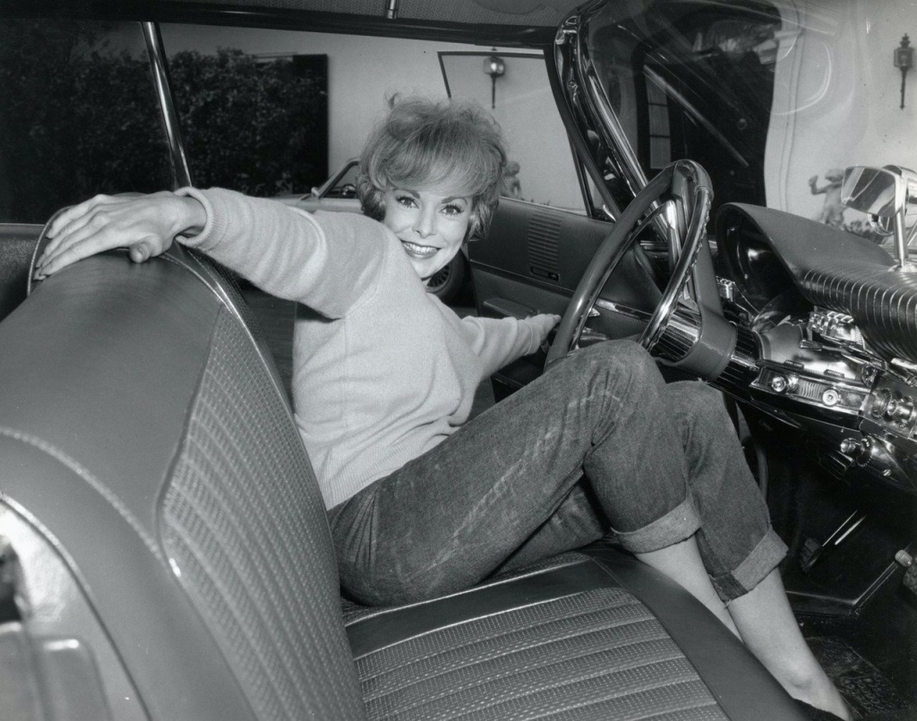 Janet Leigh cerrando la puerta de su Chrysler