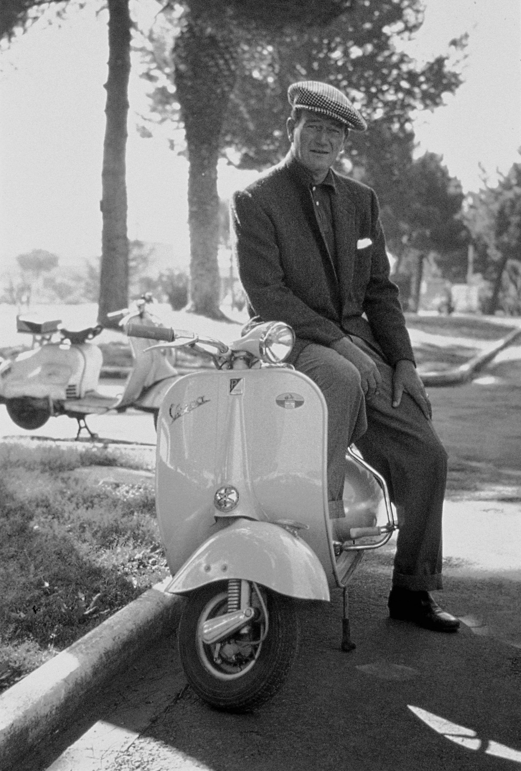 John Wayne sentado en una Vespa en Roma en 1957 | Pierluigi Praturlon:Reporters Associtait & Archivi:MOndadori Portfolio via Getty Images
