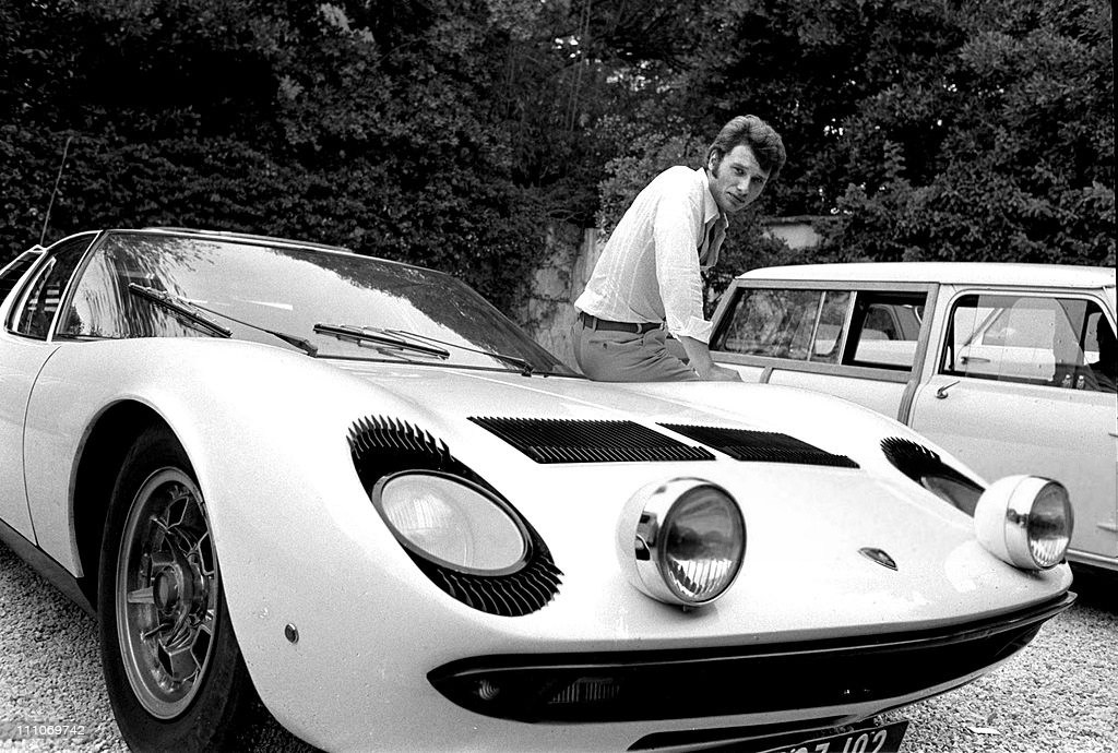Stars & Cars: Johnny Halliday con su Lamborghini Miura en la Riviera francesa el 27 de agosto de 1967 | Reporters Associes/Gamma-Rapho/Getty Images