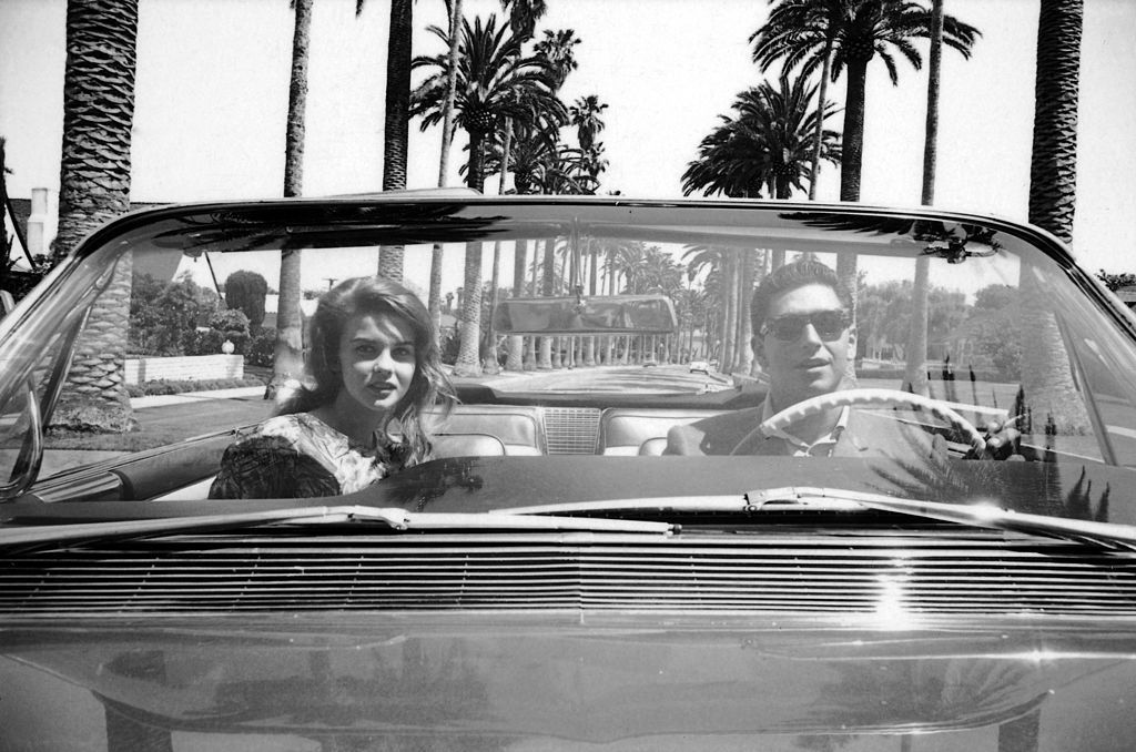 La actriz Ann-Margaret y el jugador de baseball Bo Belinsky dando una vuelta con su Cadillac descapotable por Los Ángeles en mayo de 1962 | Don Cravens:The LIFE images collection:Getty IMages