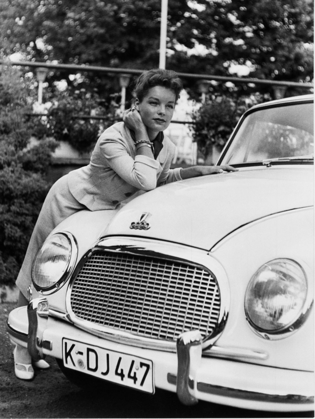 Stars & Cars: La actriz Romy Schneider con su DKW 3=6 F 93 de 1957 | Audi AG