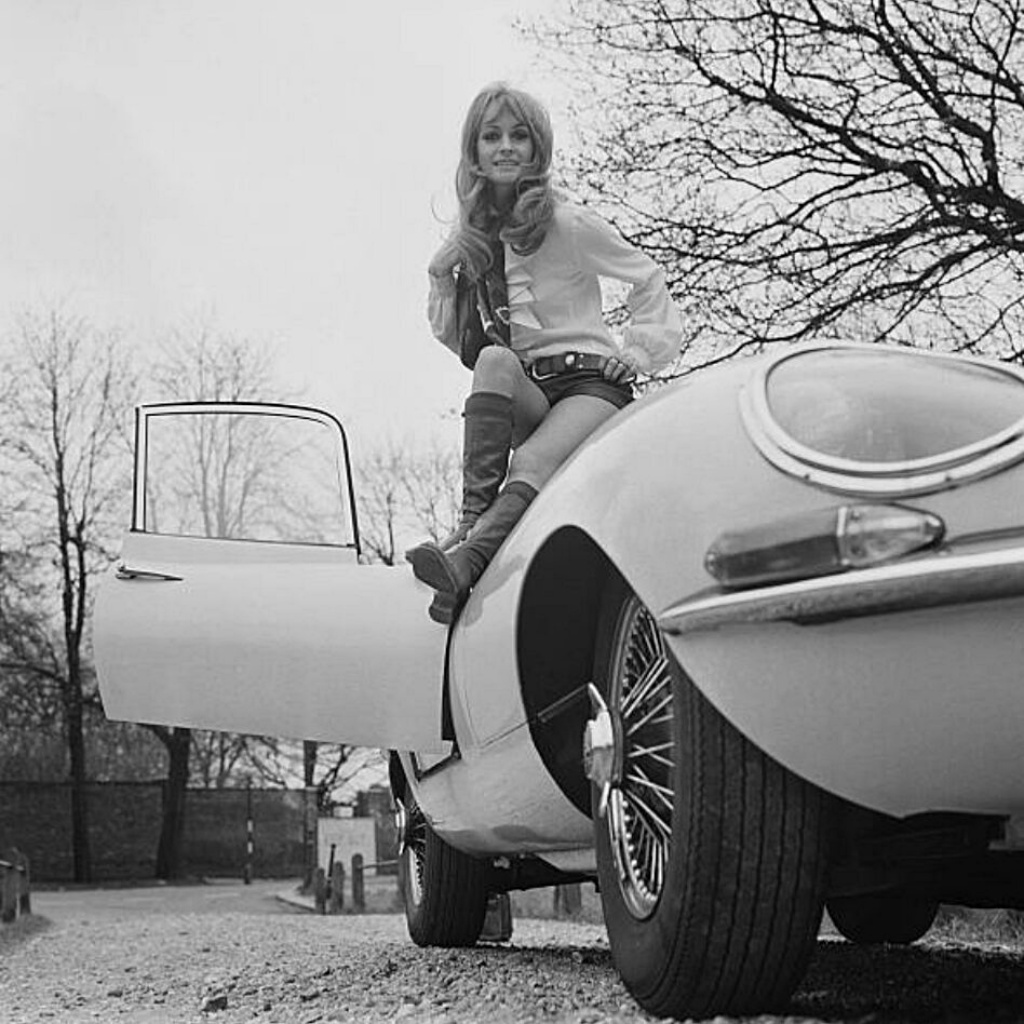 Stars & Cars: La actriz británica Suzy Kendall junto a un Jaguar E-ype
