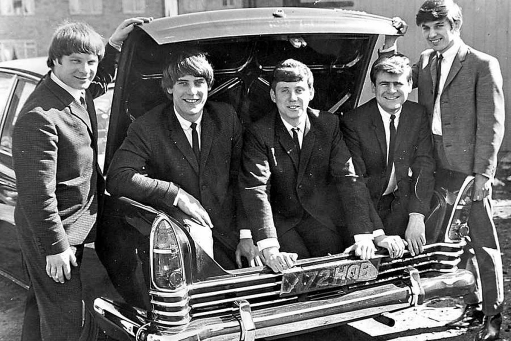 La banda The Strangers posando en el maletero de un Ford Zodiac en 1964