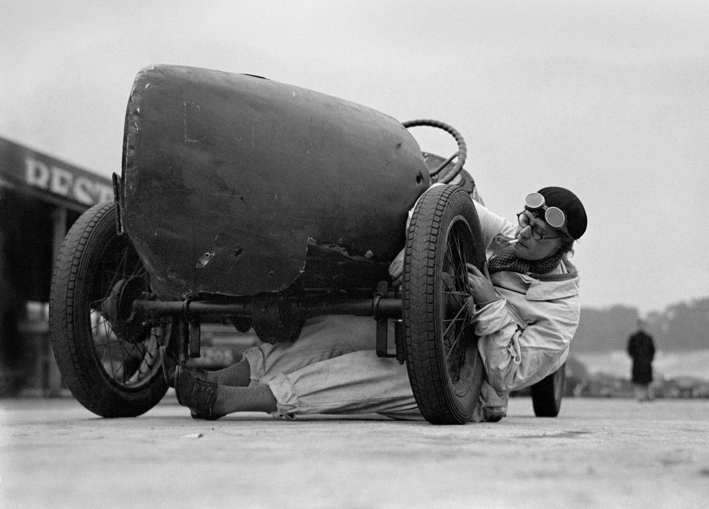 La mecánica J. Alwynne en el circuito de Brooklands en julio de 1931