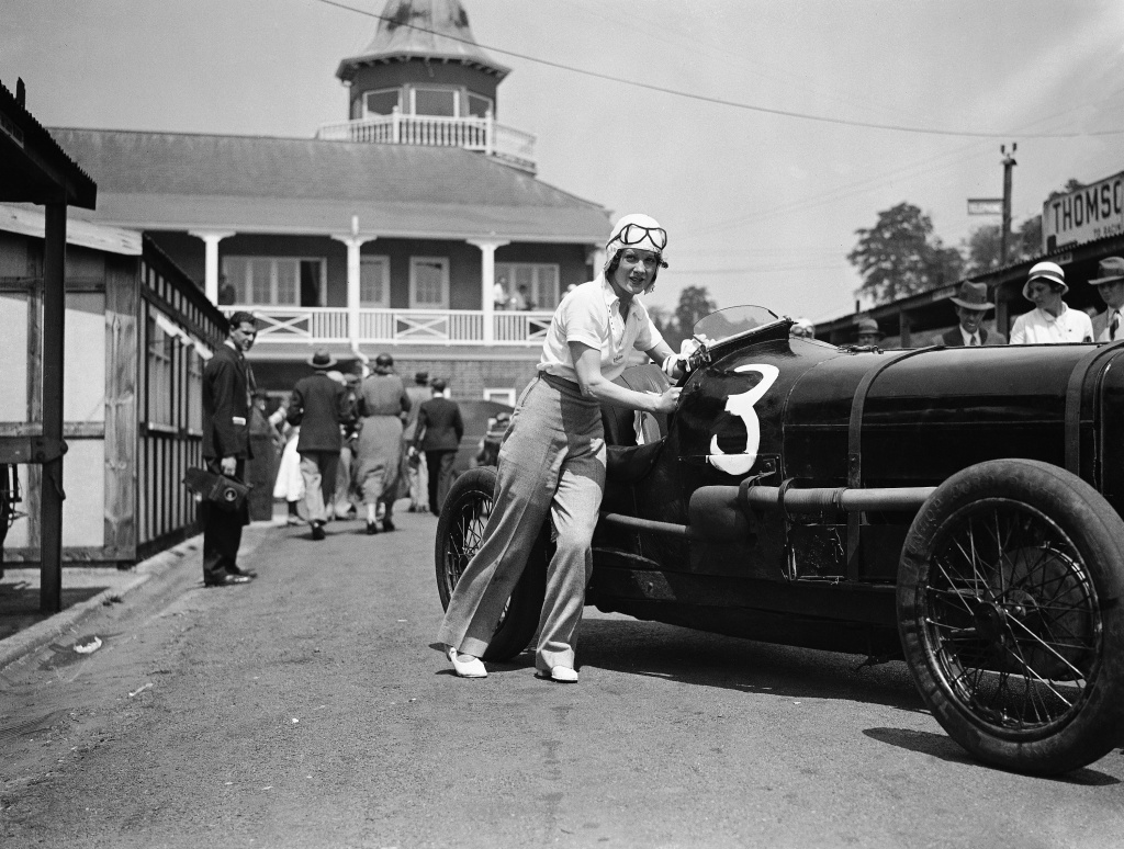 Stars & Cars: La piloto de carreras Paddy Maismith empujando su coche en Brooklands el 5 de junio de 1933 | AP Photo