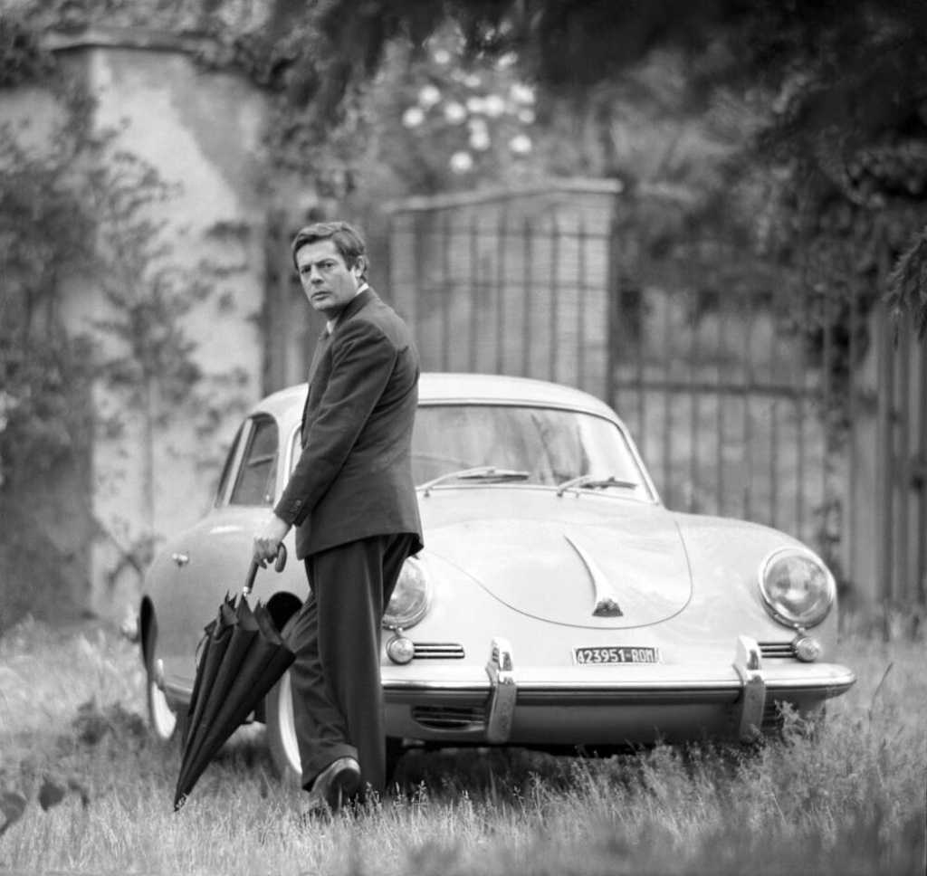 Marcello Mastroianni junto a un Porsche 356 en 1961