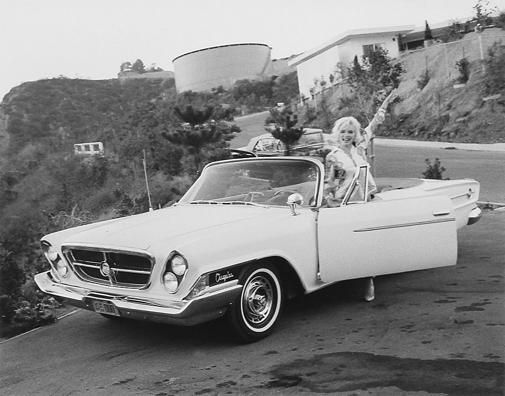 Stars & Cars: Marilyn Monroe en junto a su Chrysler 300M en Hollywood el 13 de julio de 1962 | George Barris