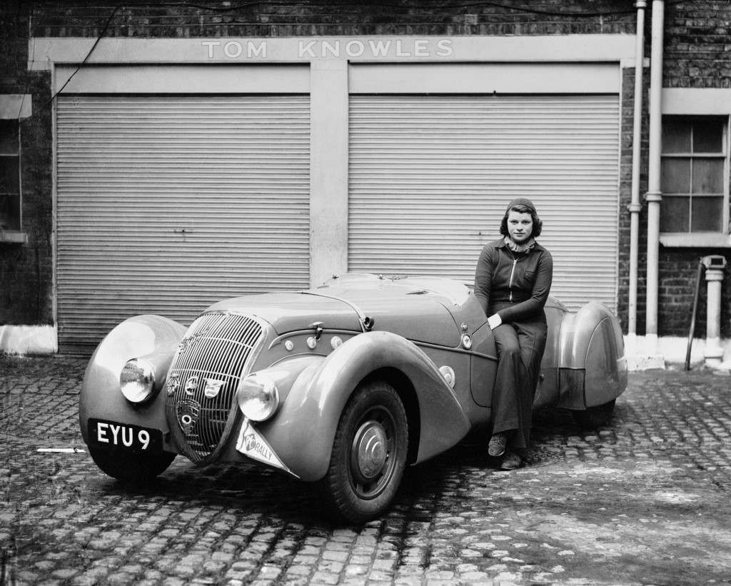 Miss Patten, baronesa Dorndorf, sentada sobre su Peugeot en mayo de 1939