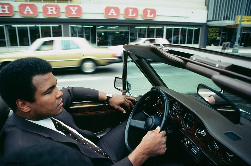 Stars & Cars: Muhammad Ali conduciendo su Rolls Royce Corniche en Los Angeles el 3 de agosto de 1980, antes de su última pelea con Larry Holmes | Getty Images