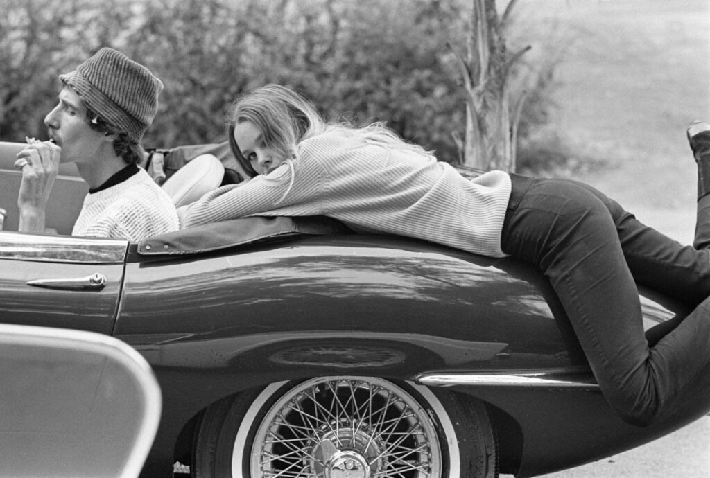 Stars & Cars: Papa John y Michelle Philips de The Mamas and the Papas en 1967