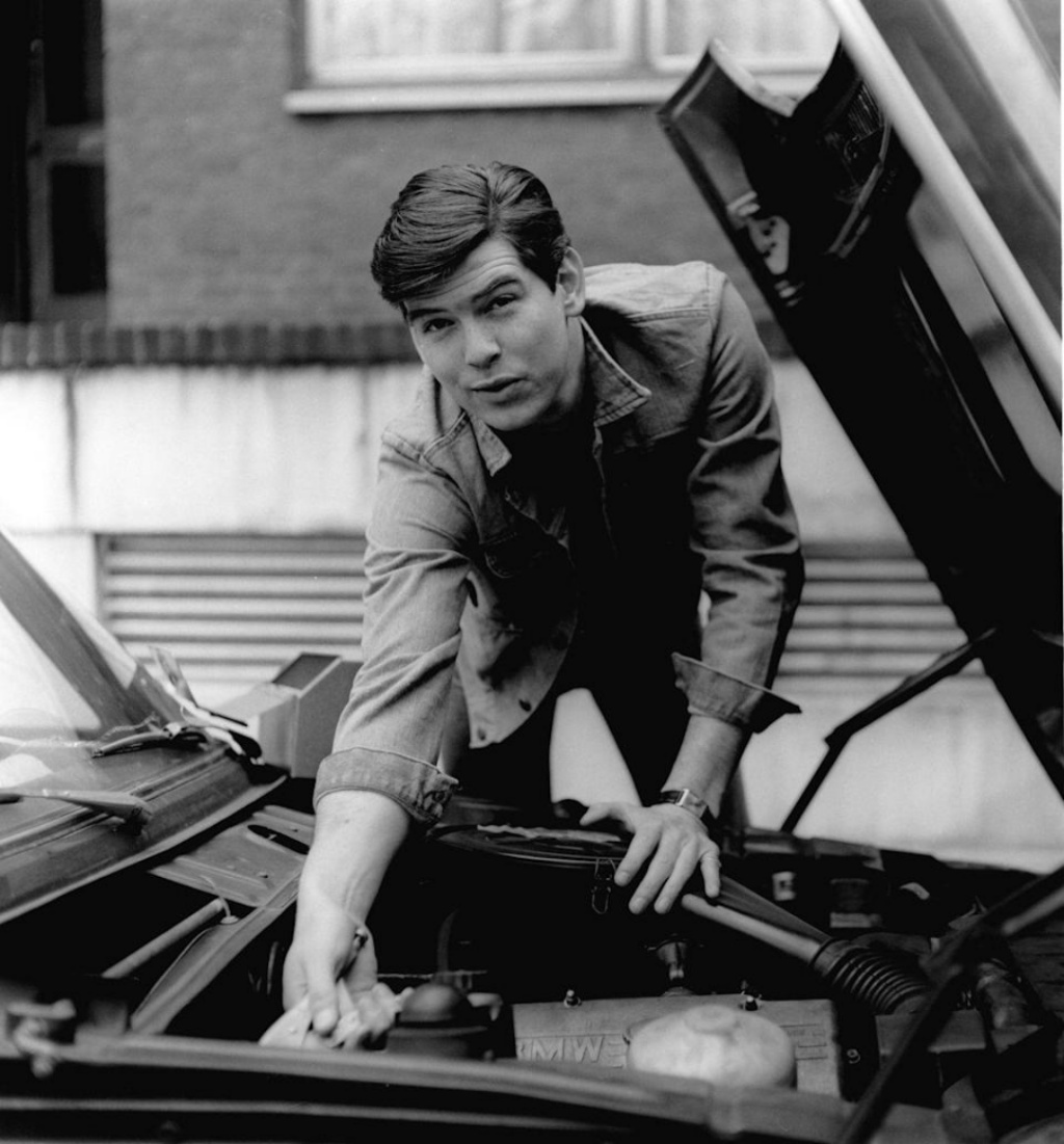 Pierce Brosnan con su BMW hacia 1978