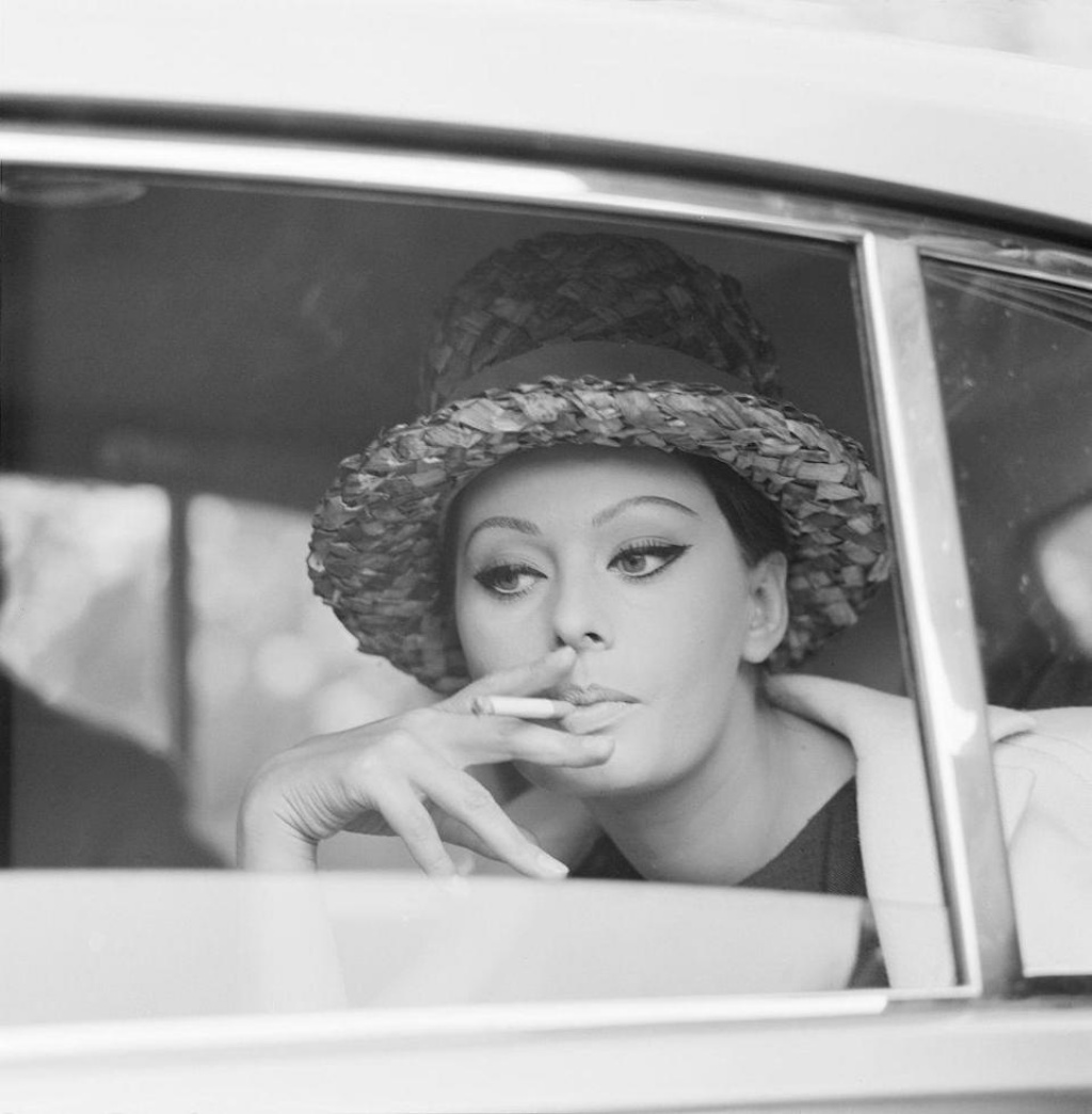 Stars & Cars: Sophia Loren fumando en un coche en algún momento en los años 60