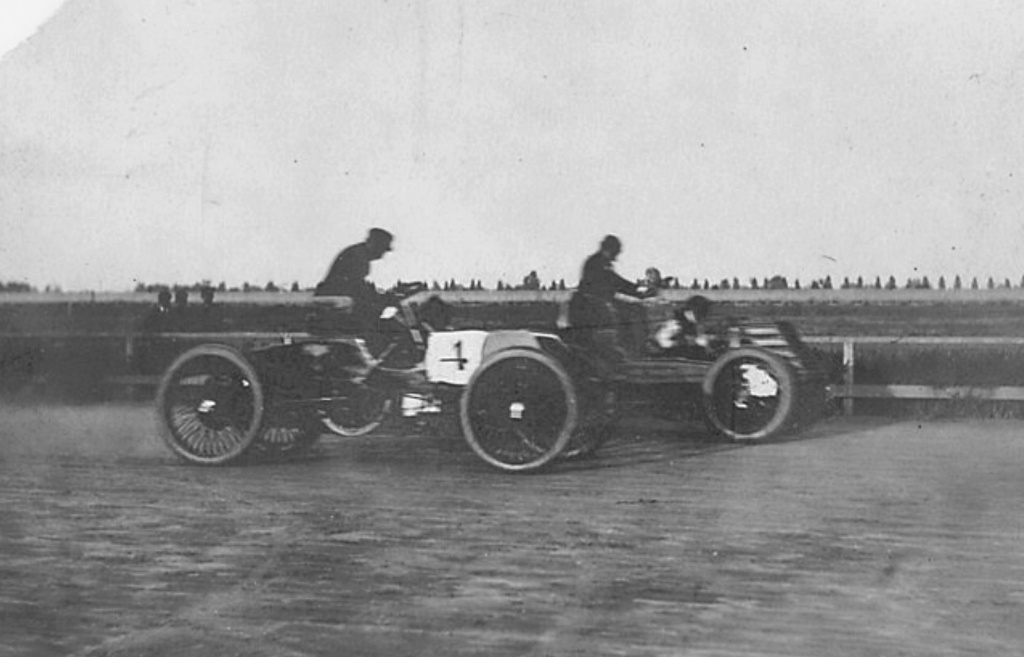 Henry Ford con el número cuatro a punto de adelantar para ganar la carrera de Grosse Pointe, Detroit, en 1901 | US ISC Images & Archives via Getty Images